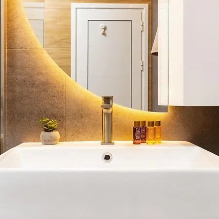 Platinum Designer Flat With Balcony & Parking By Flat Manager *
